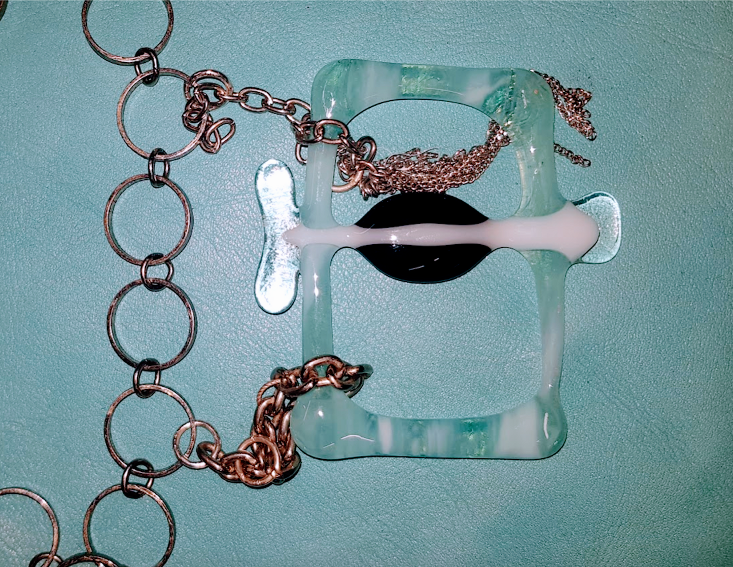 sOs. GlaSS Choker V