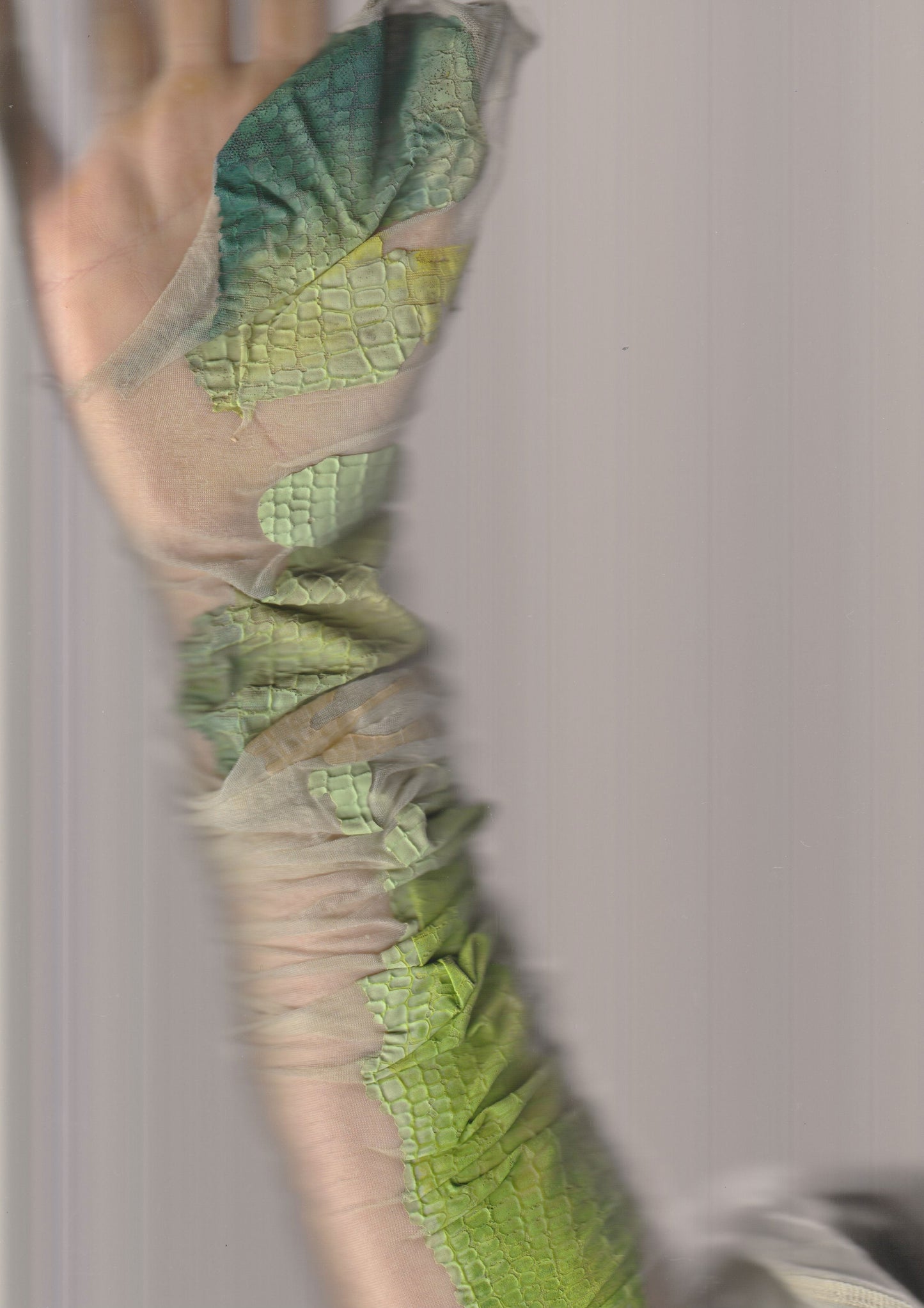 sOs_2oSLEEVES burnt fishnet triple stripe eye